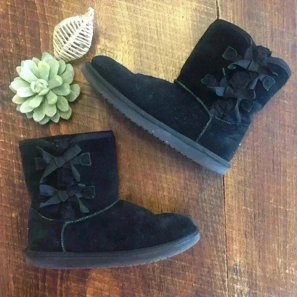 Koolaburra by Ugg | “Victoria Short” Black Suede Pull-on Boots w/Bows - Picture 4 of 7
